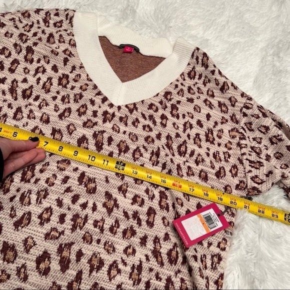 Vince Camuto Animal Print V Neck Sweater Woman’s Size Small NWT - Picture 4 of 10